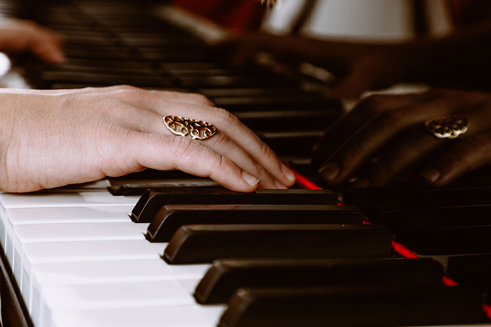 Nahaufnahme von Klaviertasten