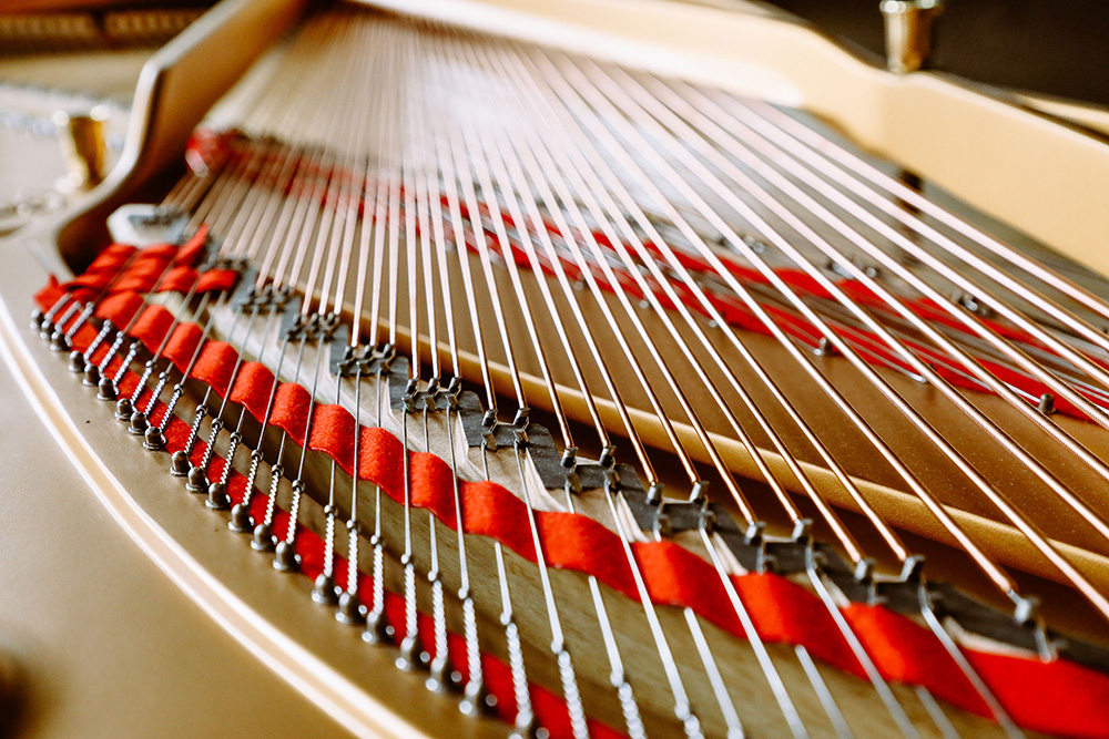 Nahaufnahme von Klaviersaiten