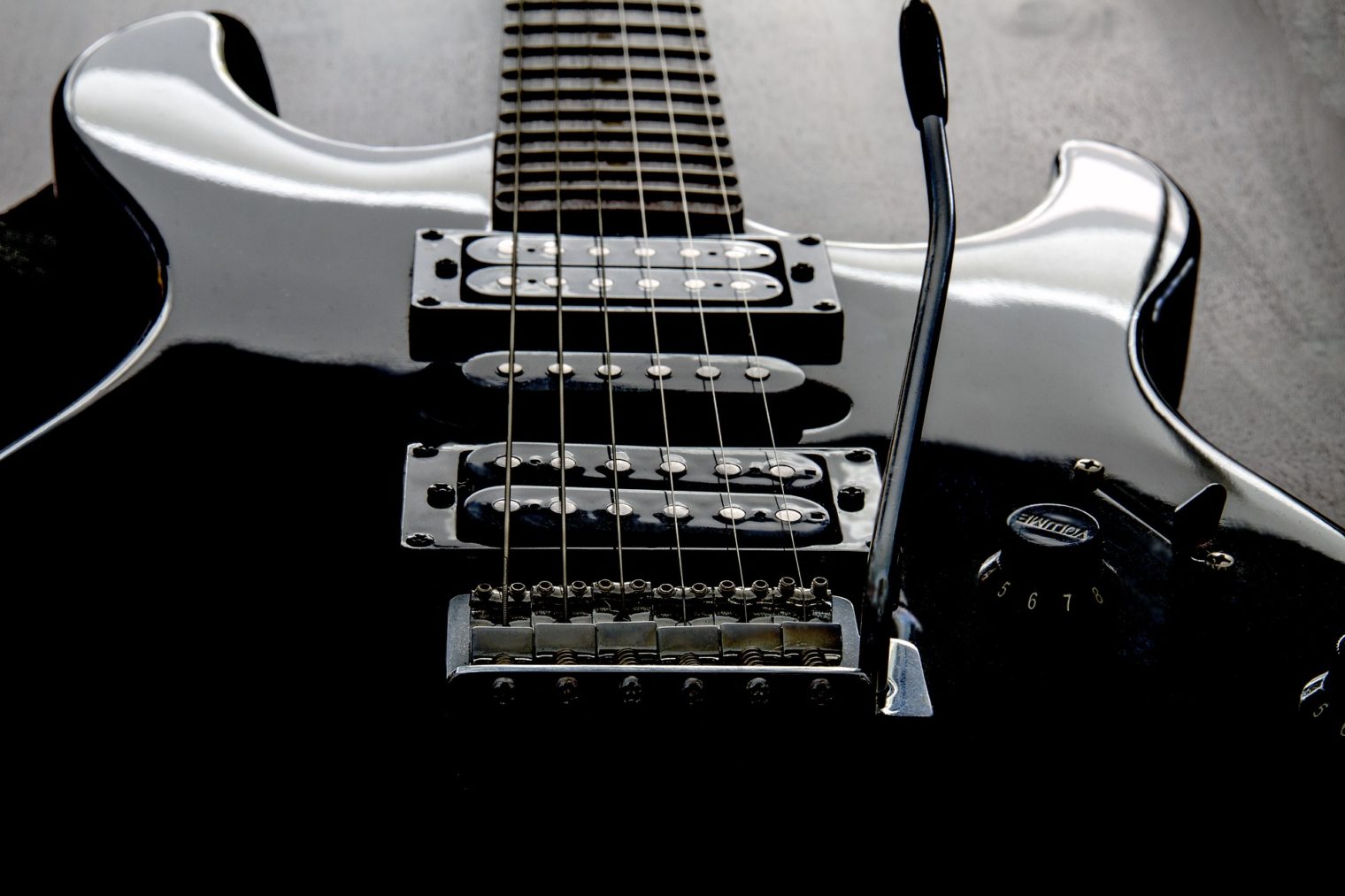 Symbolbild E-Gitarre in schwarz-weiß