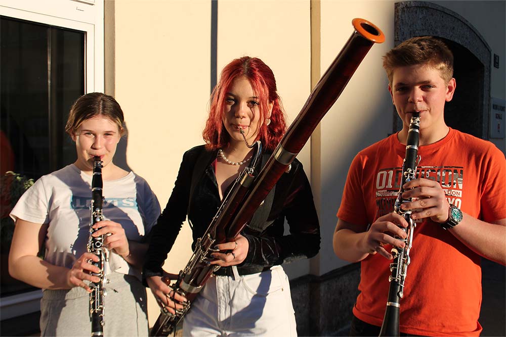 Links spielt eine Schülerin der Musikschule Leoben Klarinette, in der Mitte spielt eine Musikschülerin Fagott, rechts spielt ein Schüler Klarinette