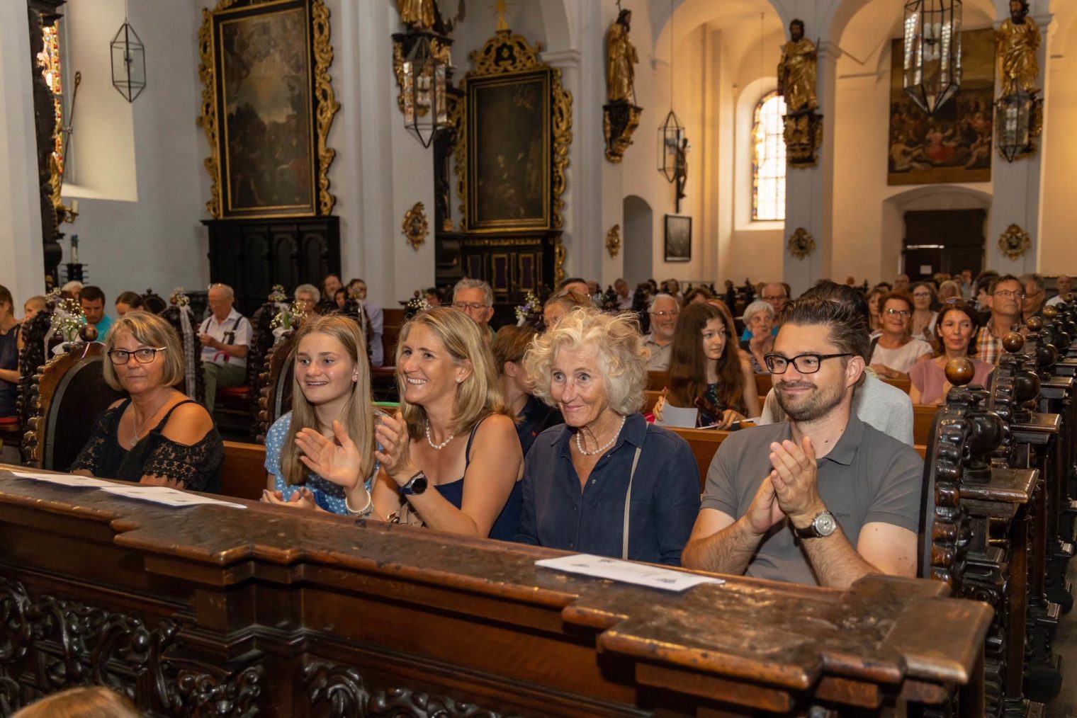 Klatschendes Publikum in der Stadtpfarrkirche Leoben bei den Hofkonzerten