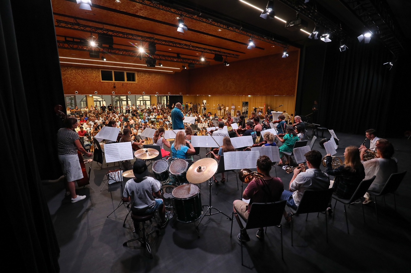 Schüler:innen der Musikschule Leoben auf der LiveCongress Bühne mit Blick aufs Publikum
