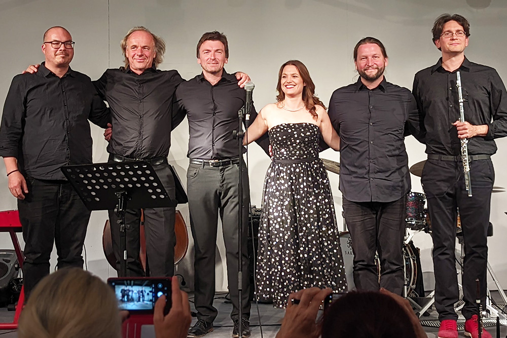 Die MusikerInnen des LE Frischluft Konzerts als Gruppe auf der Bühne