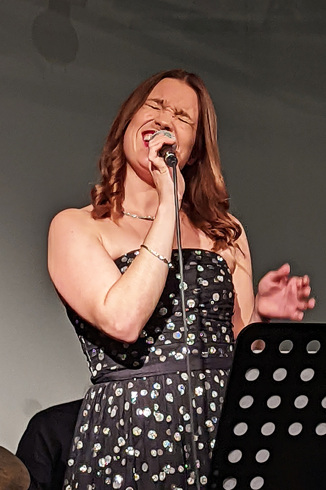 Musikschullehrerin Sandra Cepin singt