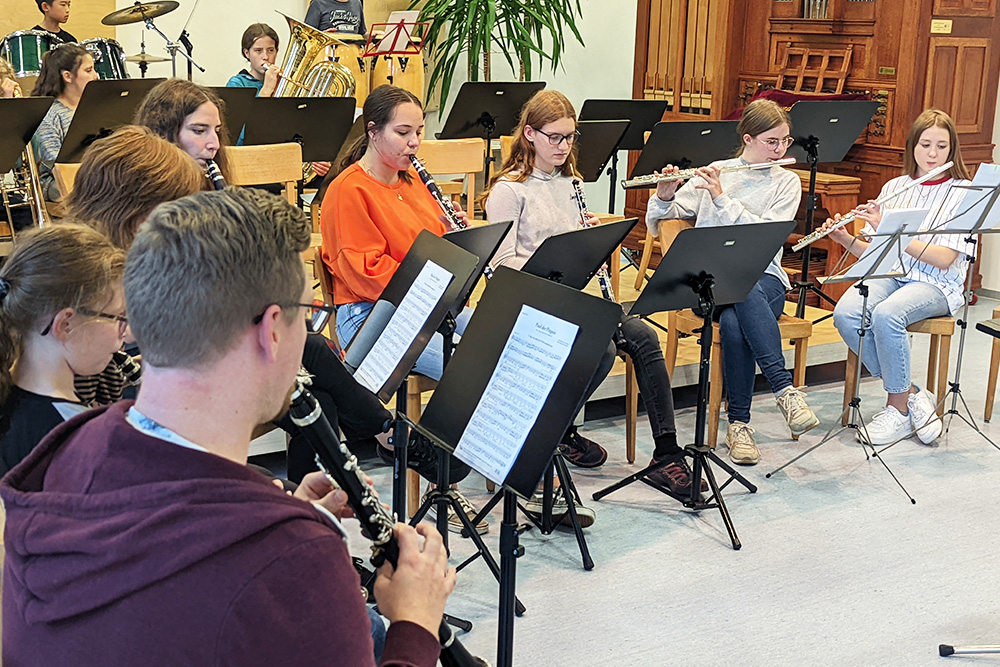 Musikschüler:innen spielen Klarinette und Querflöte