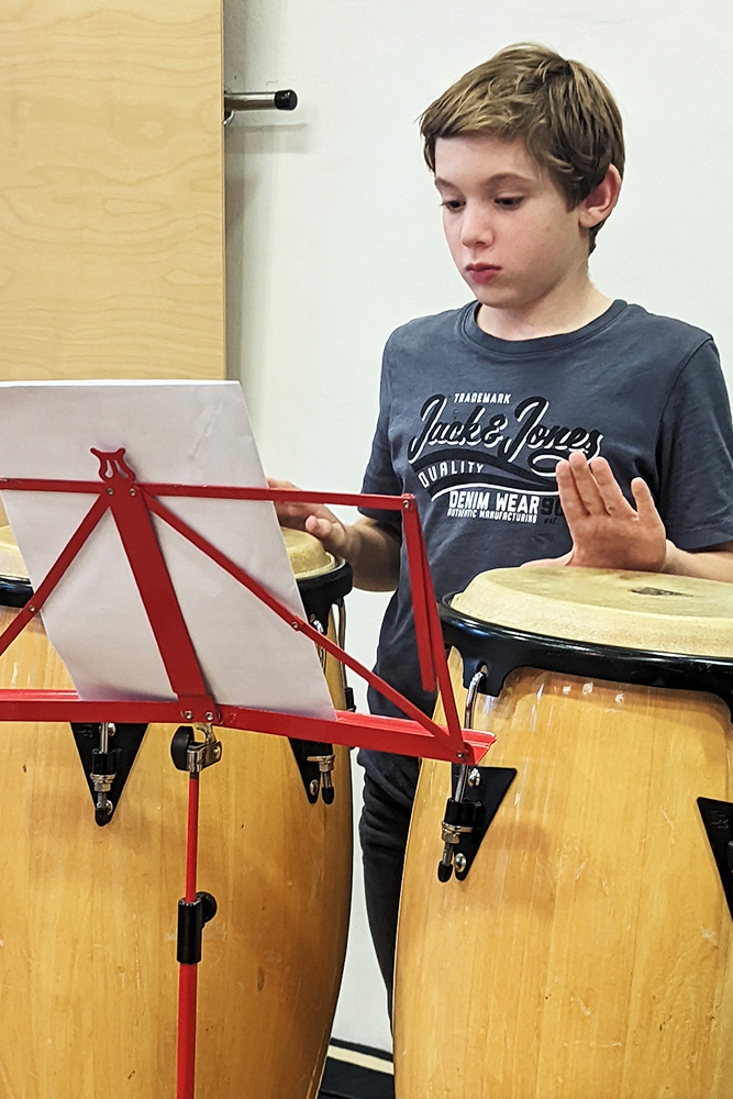 Ein Musikschüler an der Trommel desJugendblasorchesters