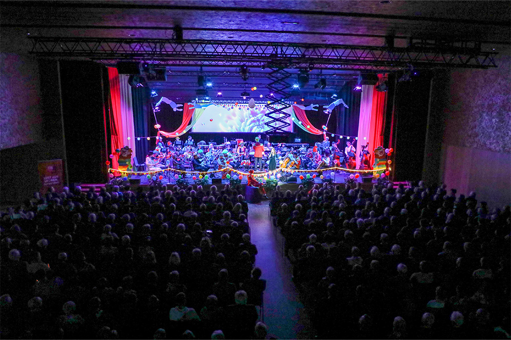 Blick vom Zuschauerraum auf Bühne im Live Congress Leoben beim Faschingskonzert 2023