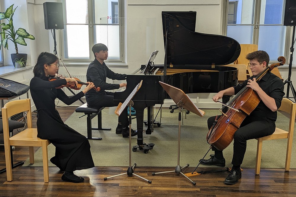 Das „Trio Le­Fe­Le“ an Geige, Klavier und Cello