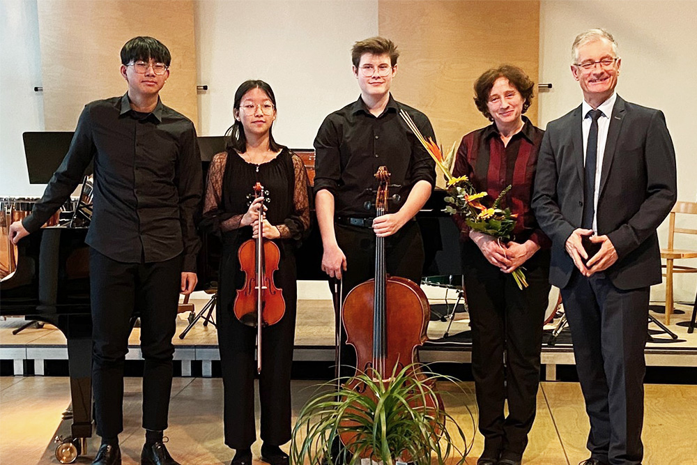 Cellist Böhm mit Lena Quin (Violine) und Leo Tang (Klavier) links sowie Almut Teichert rechts