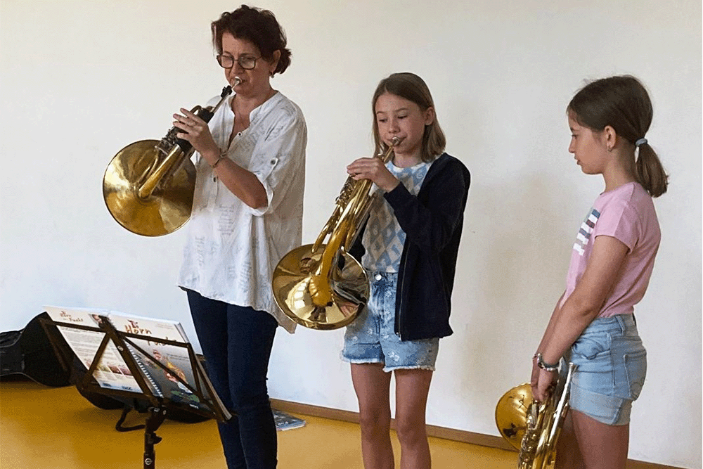 Bianka Emmerich und ihre Schülerinnen spielen auf dem Horn