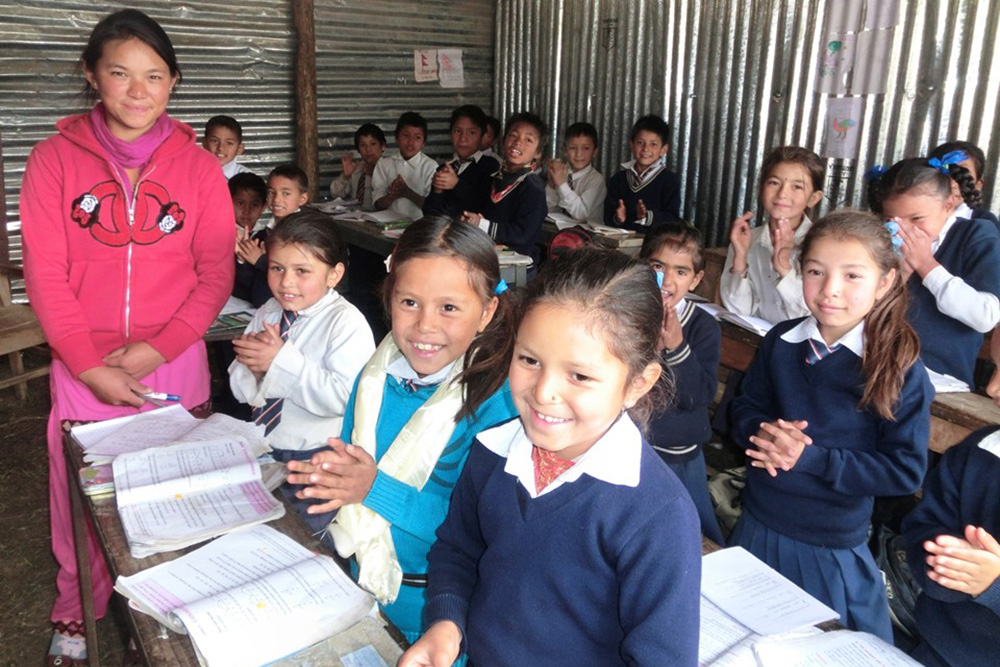 Kinder in ihrem neuen Klassenzimmer in Nepal