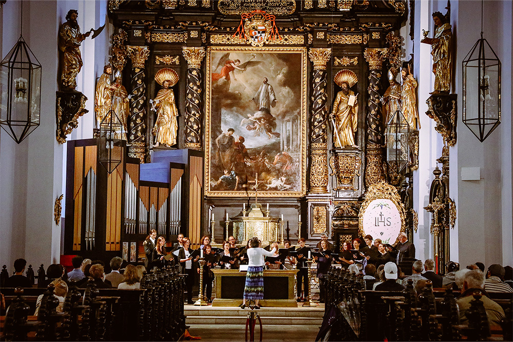 Blick auf den Altarraum in der Stadtpfarrkirche St. Xaver