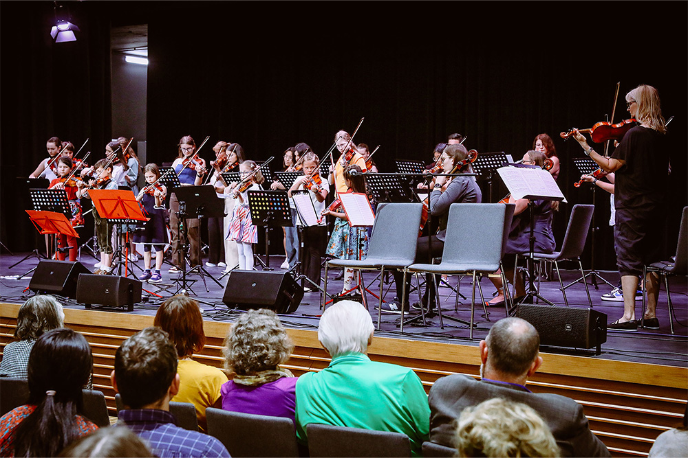 Bühne des Live Congress Leoben bei den LE Hofkonzerten mit Violinensemble