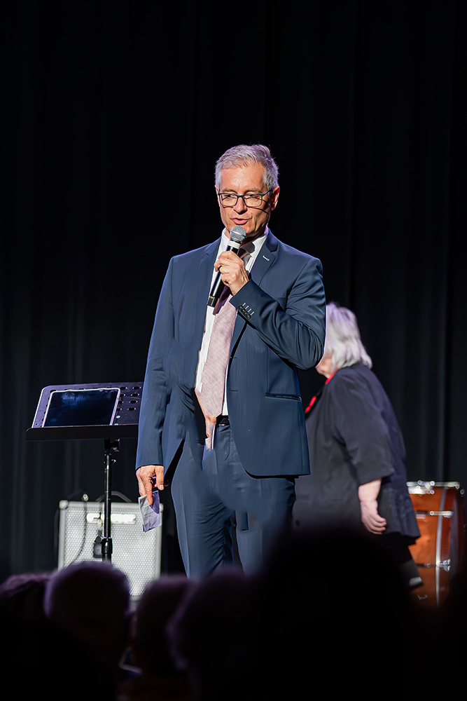 Direktor Heinz Moser auf der Bühne des Live Congress Leoben