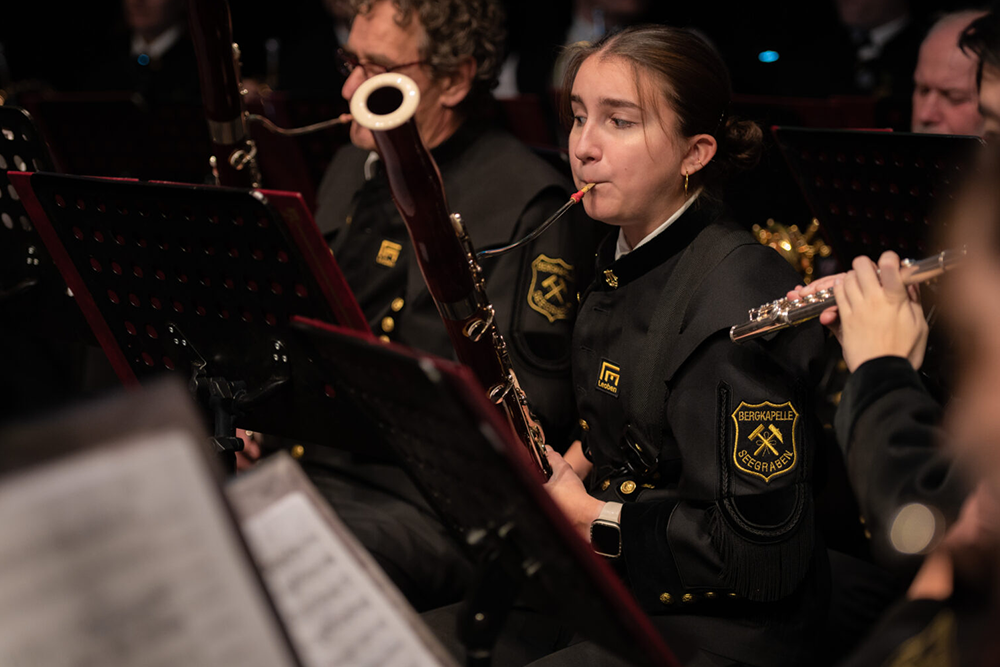 Porträt einer Saxophonistin im Orchester