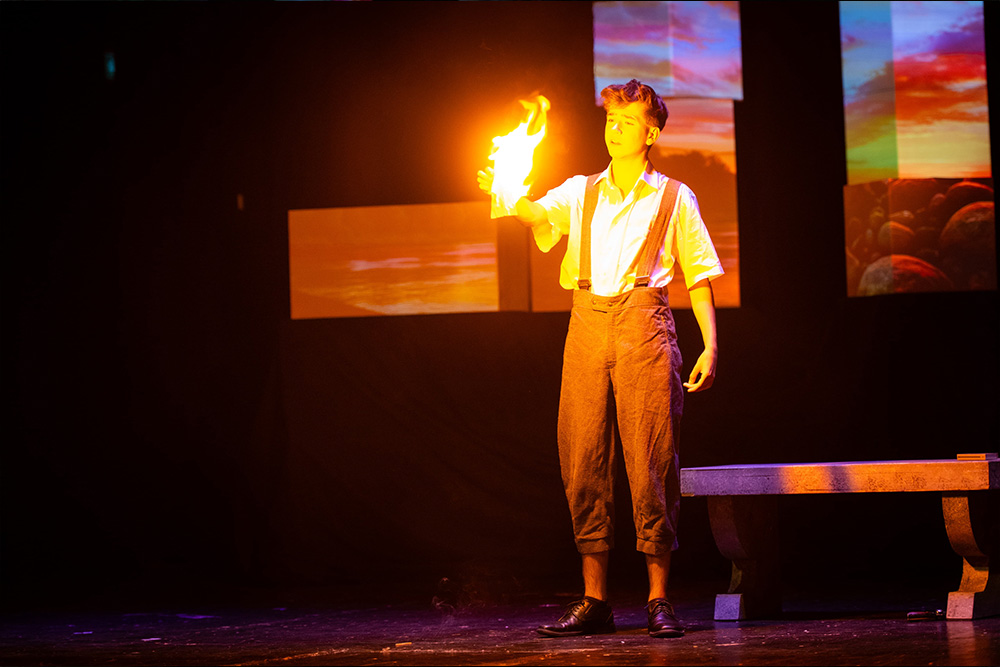 Szenenbild Junge mit Feuer