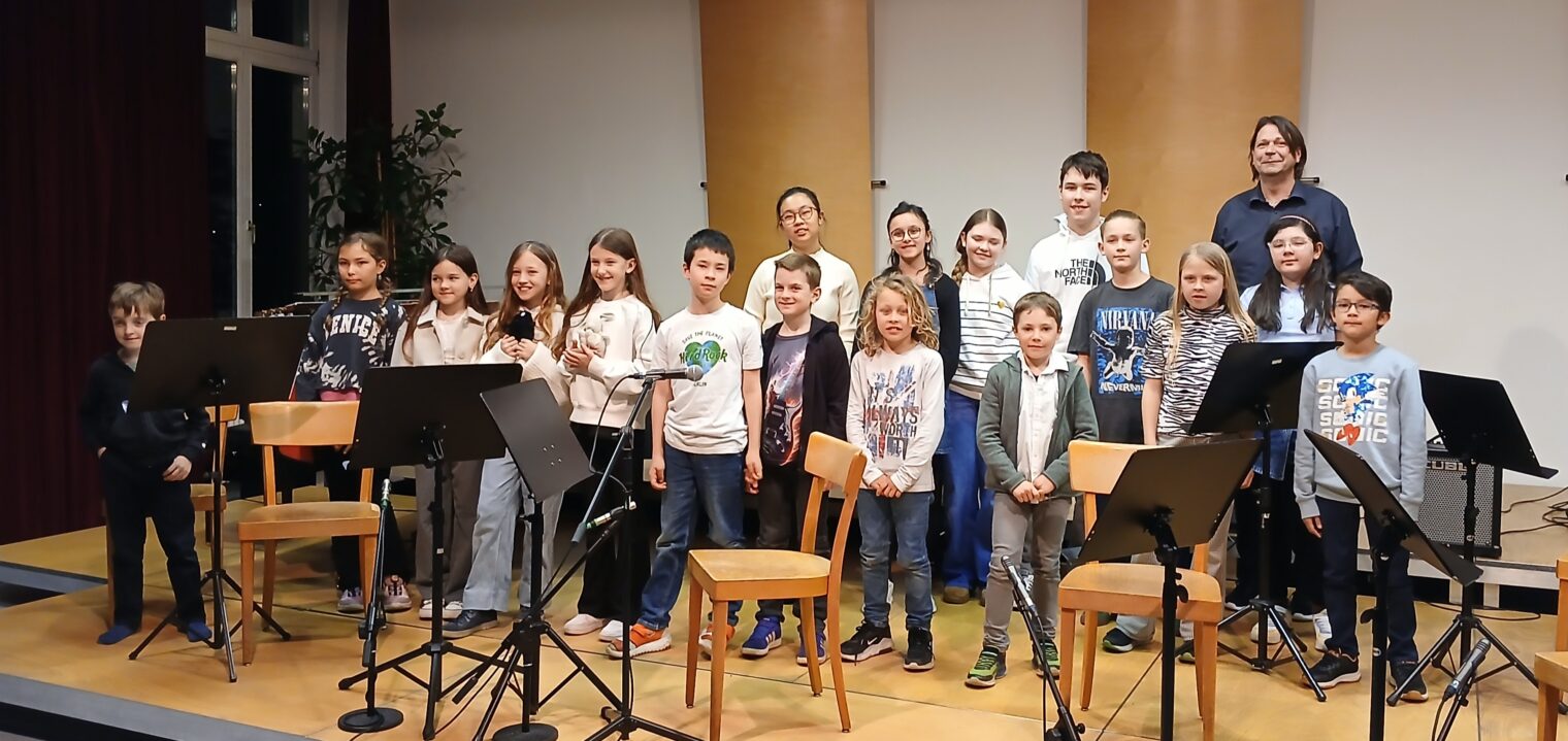 Gruppenbild der Gitarrenschüler:innen