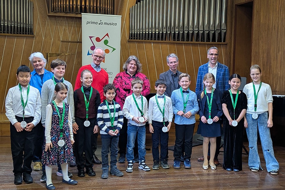 Gruppenbild mit allen Teilnehmern und Teilnehmerinnen gemeinsam mit der Jury