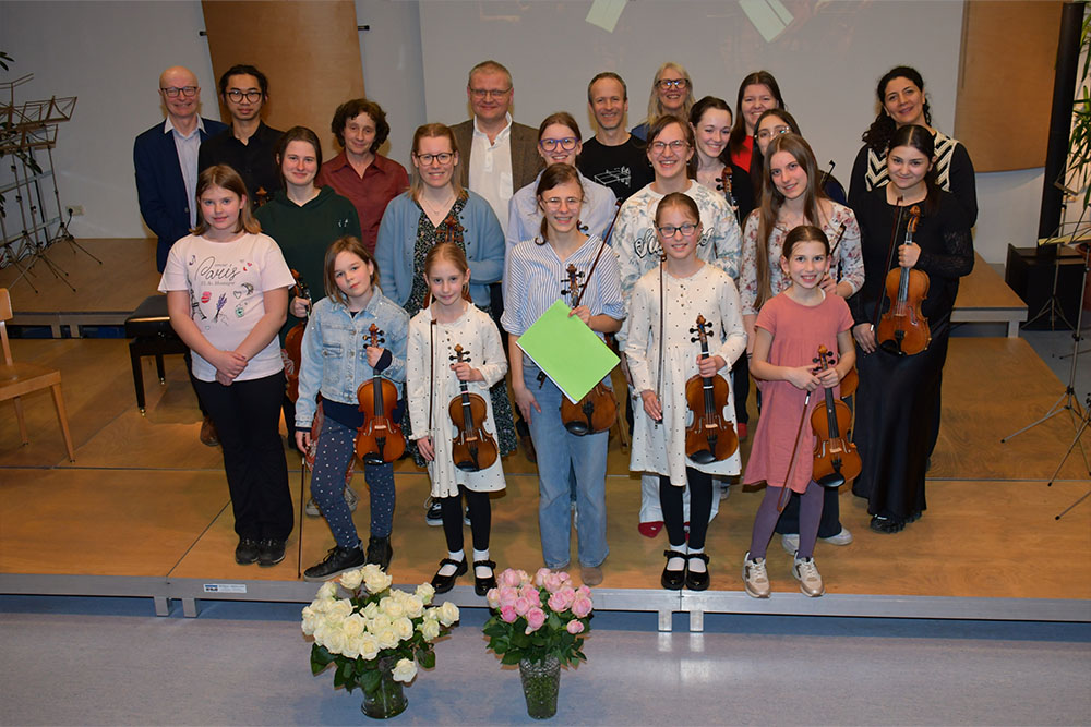 Gruppenbild der Geigenschülerinnen und -schüler