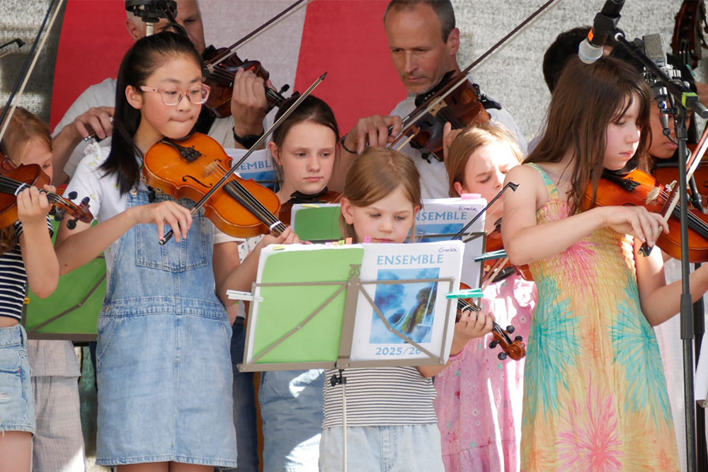 Musikschüler:innen auf der Bühne am Hauptplatz